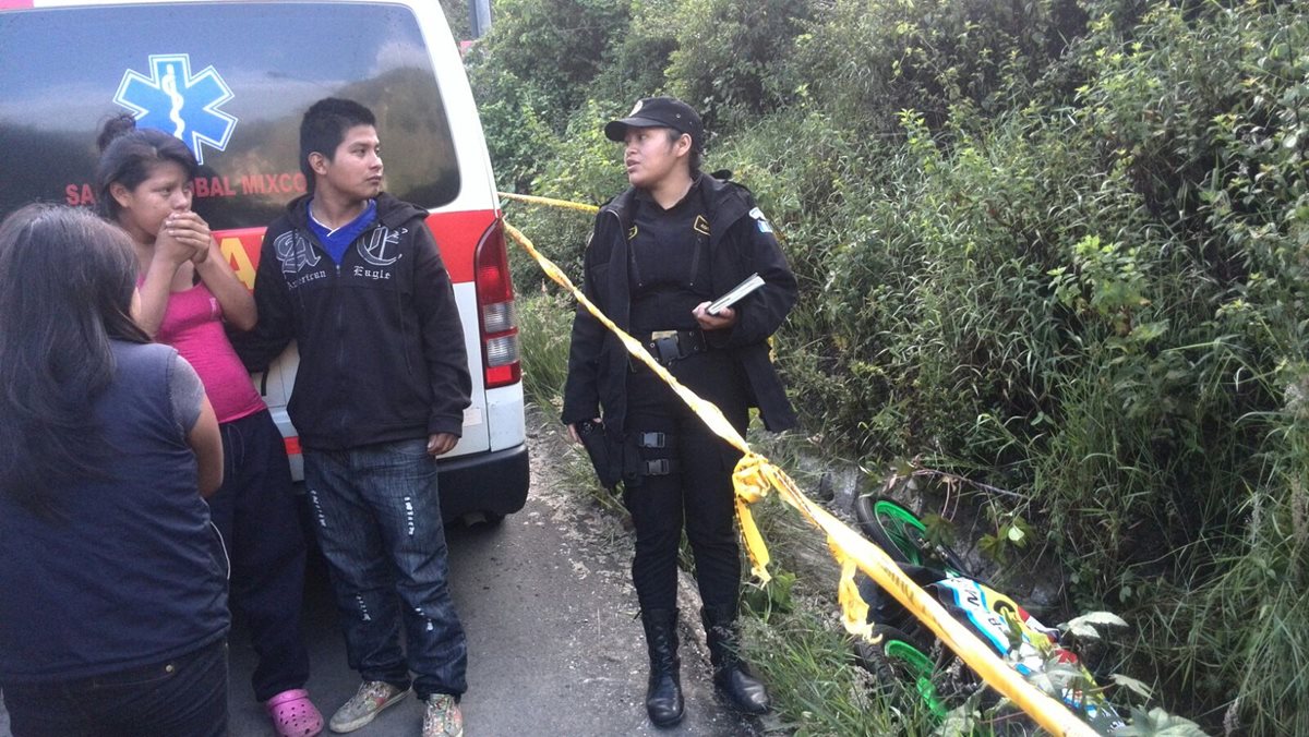 El cuerpo sin vida de Nelson Gutiérrez de 18 años, fue localizado en una cuneta. (Foto Prensa Libre: Erick Ávila)
