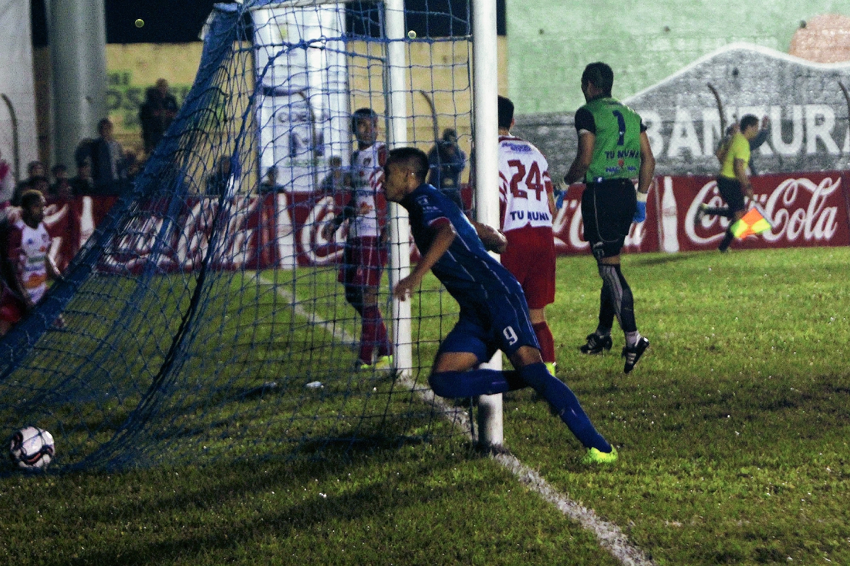 GERSON TINOCO corre a festejar, tras anotar el 2-1 para Cobán, con el cual selló el pase a la pelea por el título. (Foto Prensa Libre: Eduardo Sam)