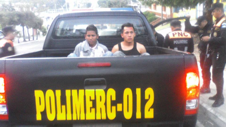 Los dos supuestos pistoleros que atacaron un vehículo policíal, capturados en la zona 6. (Foto Prensa Libre: PNC)