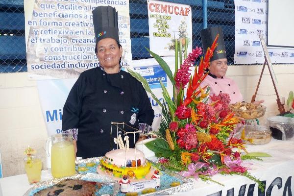 vecinos escuchan charla, durante  la  Expoferia.