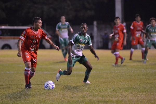 Sacachispas tuvo el control del balón en todo el juego. (Foto Prensa Libre: Edwin Paxtor)