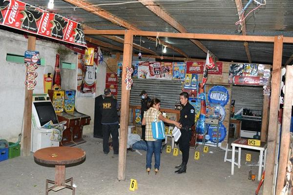 Un hombre fue acribillado en el interior de una cantina en la aldea El Maguey, en Zacapa. (Foto Prensa Libre: Erick de la Cruz)