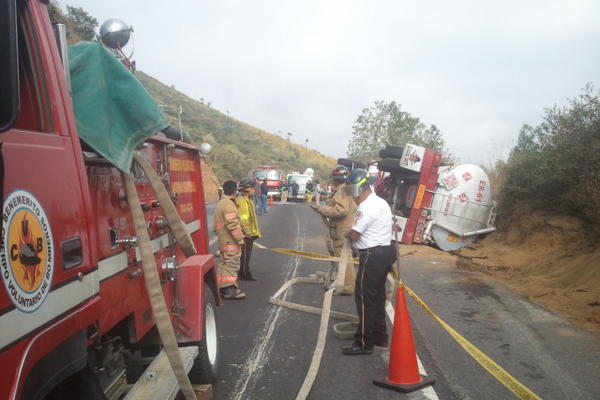 Socorristas trabajan en el lugar donde volcó un camión cisterna en el kilómetro 69 de la ruta entre Antigua Guatemala, Sacatepéquez, y Chimaltenango. (Foto Prensa Libre: Miguel López) <br _mce_bogus="1"/>