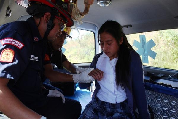 Una de las estudiantes que resultó herida durante el desalojo llevado a cabo por la PNC en Totonicapán. (Foto Prensa Libre: Édgar Leonel Dominguez)<br _mce_bogus="1"/>