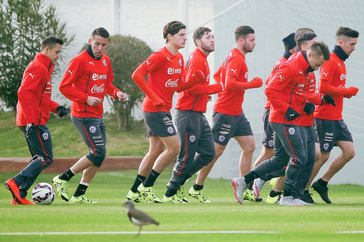 La selección de Chile entrenó esta mañana en el complejo deportivo Juan Pinto Duran en Santiago de Chile donde se prepara para la final ante Argentina. (Foto Prensa Libre: EFE)