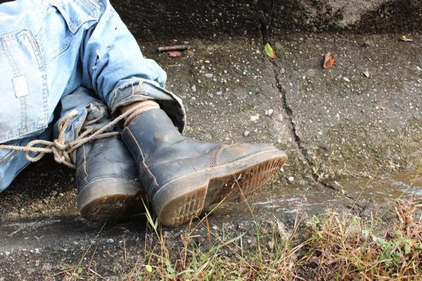 Un hombre no identificado fue localizado muerto, a la orilla de la carretera en jurisdicción de El Jute, Chiquimula. (Foto Prensa Libre: Edwin Paxtor)<br _mce_bogus="1"/>