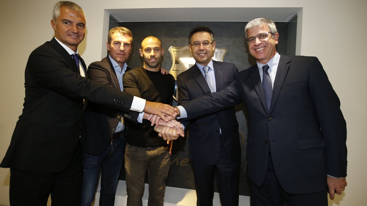 Mascherano posa junto a directivos del Barcelona luego de firmar la renovación de su contrato. (Foto Prensa Libre: FC Barcelona).