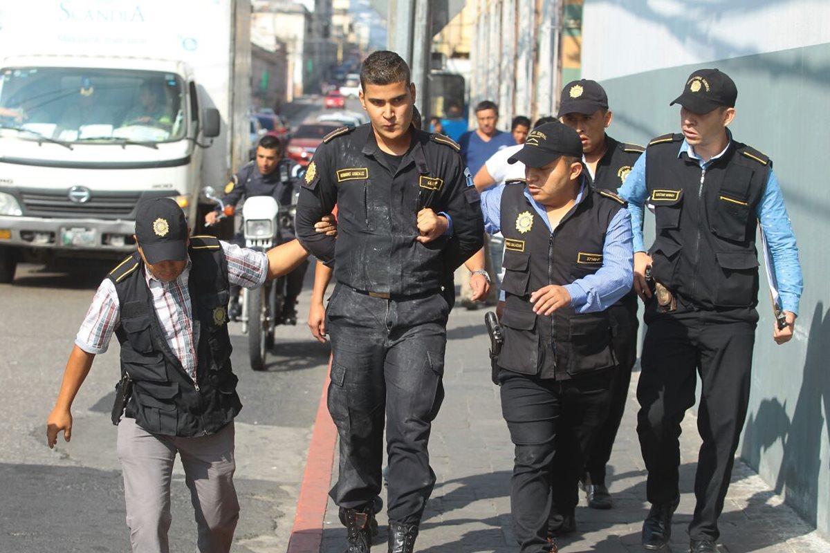 Agentes de la Inspectoría General de la PNC escoltan a Bermudez. (Foto Prensa Libre: Álvaro Interiano)