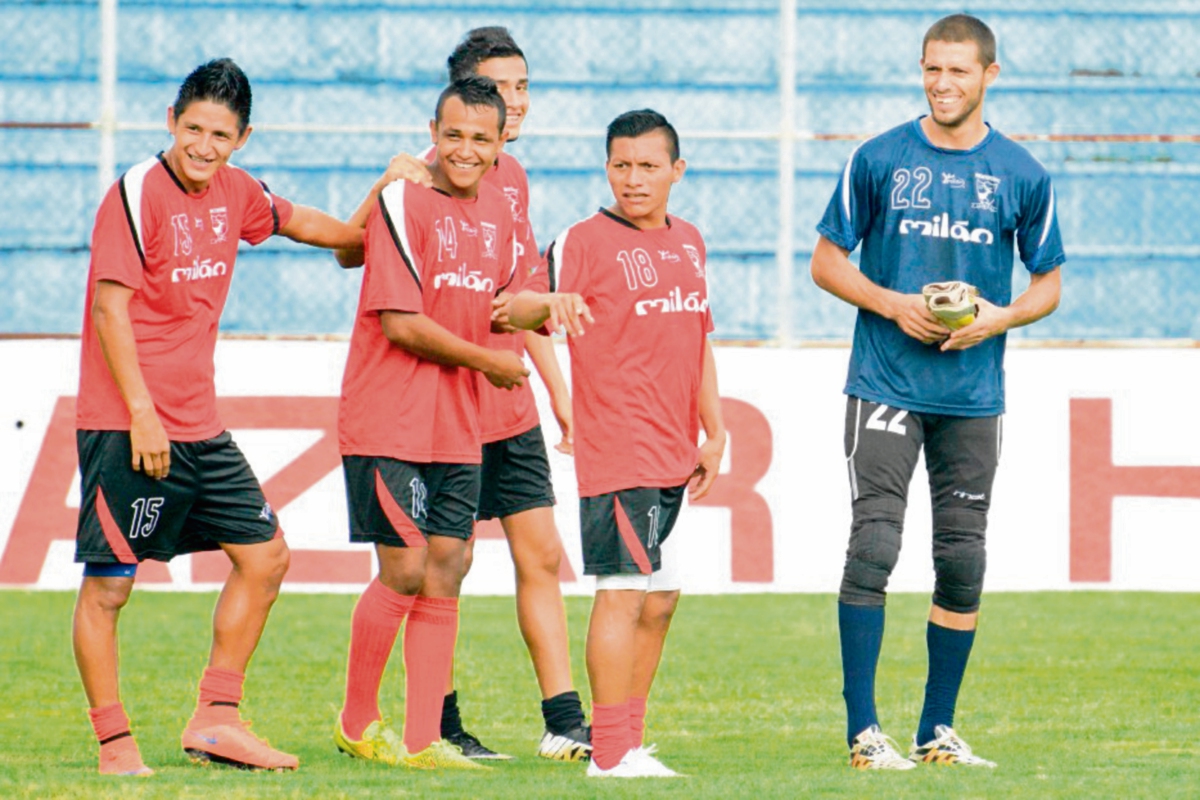 Con total alegría, jugadores de Deportivo Suchitepéquez se entrenaron ayer en el estadio Carlos Salazar. (Foto Prensa Libre: Omar Méndez)