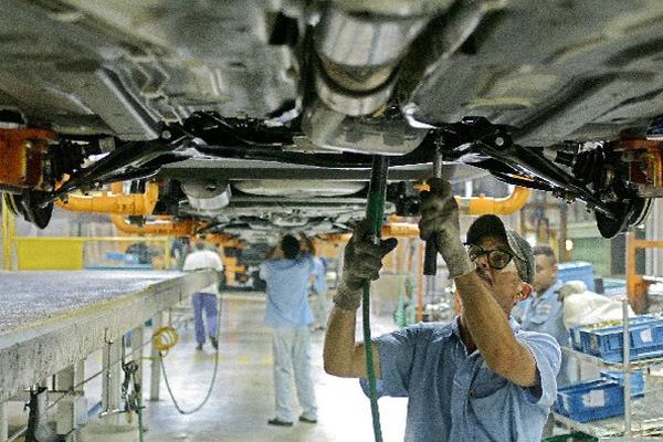 Fábrica de automotores en Brasil. (Foto Prensa Libre: EFE)