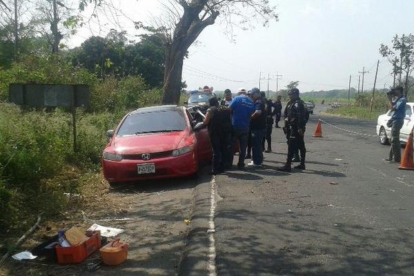 Autoridades reúnen evidencias en el lugar donde fue encontrado el cadáver de un hombre, en Escuintla. (Foto Prensa Libre: Enrique Paredes) <br _mce_bogus="1"/>