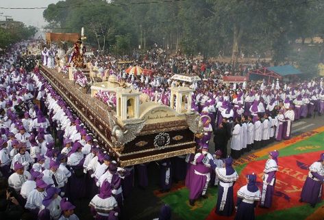 El himno Cantemos al amor de los amores, que  cumplió cien  años de existencia en el 2011, inspiró  las andas del Nazareno.  Edwin Castro