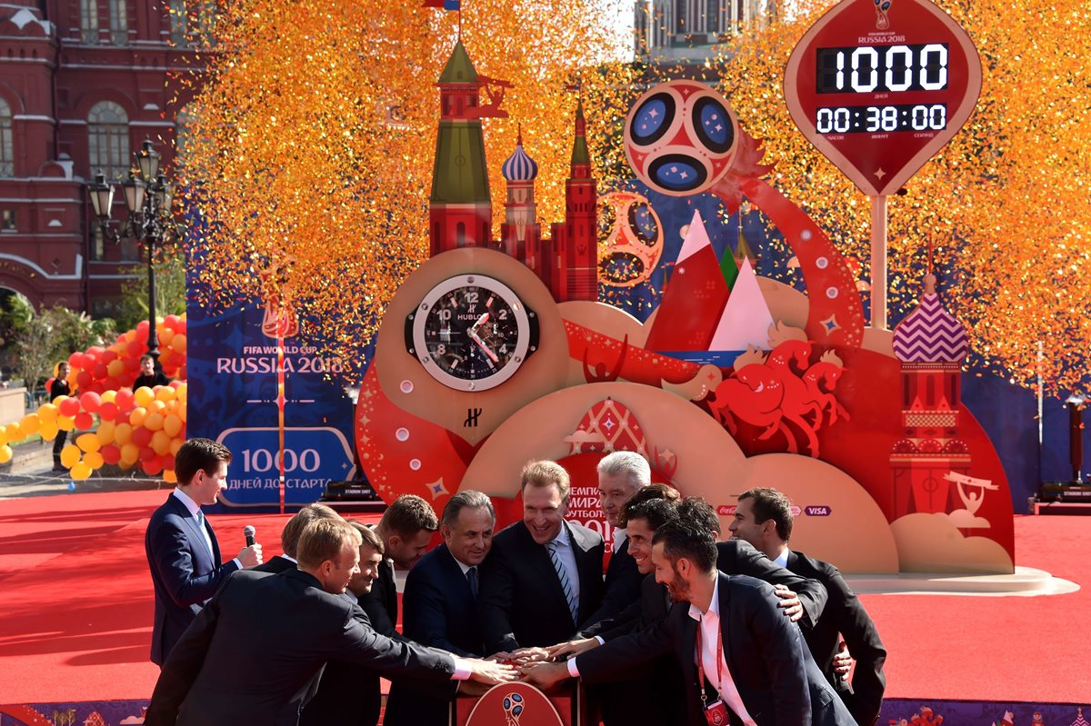 Autoridades de Rusia y futbolistas inauguraron el reloj que lleva la cuenta atrás para el inicio del Mundial en 2018. (Foto Pensa Libre: AFP)