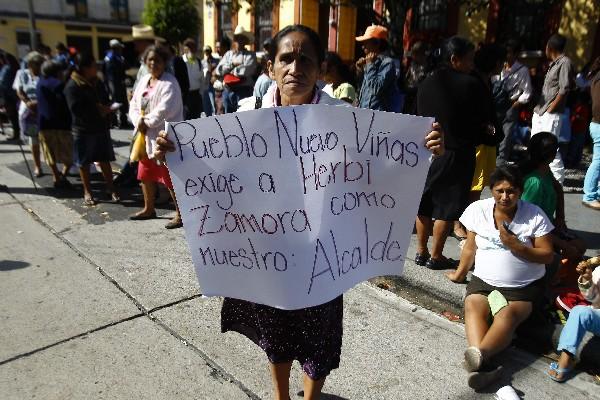 Pobladores de Pueblo Nuevo Viñas, Santa Rosa, se manifiestan frente a la sede del TSE.