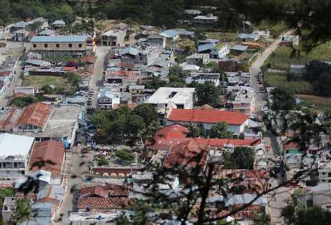 El último trayecto de la carretera hacia San Miguel Ixtahuacán,  de 20 kilómetros, fue asfaltado por la empresa minera, mientras los caminos hacia las aldeas aún son de terracería.