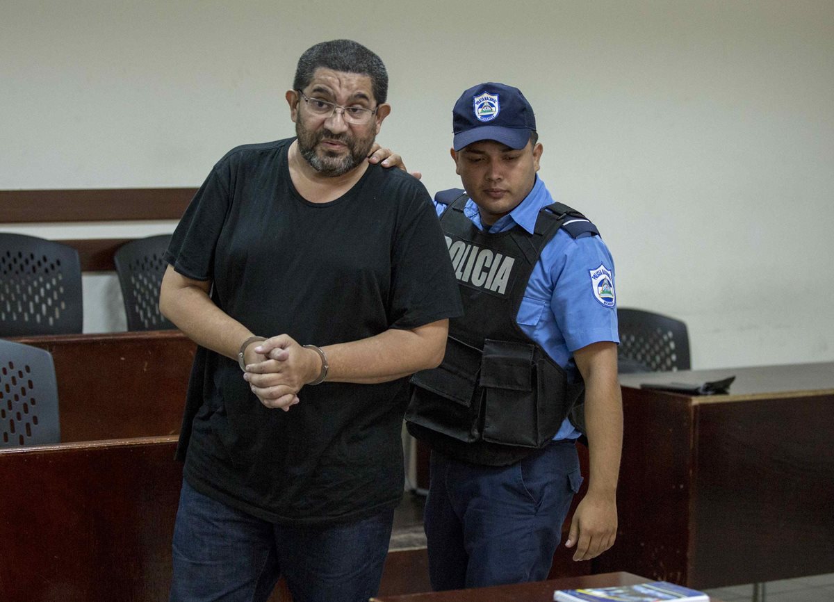 El cirujano nicaragüense David Páramo afronta un juicio por la muerte de su paciente, Lizandra Norissell Rodríguez. (Foto Prensa Libre: EFE).