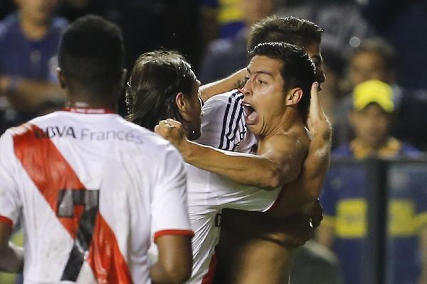 Ramiro Funes Mori festeja con euforia el gol que le dio la victoria a River Plate sobre Boca Juniors, en el clásico argentino. (Foto Prensa Libre: AP)