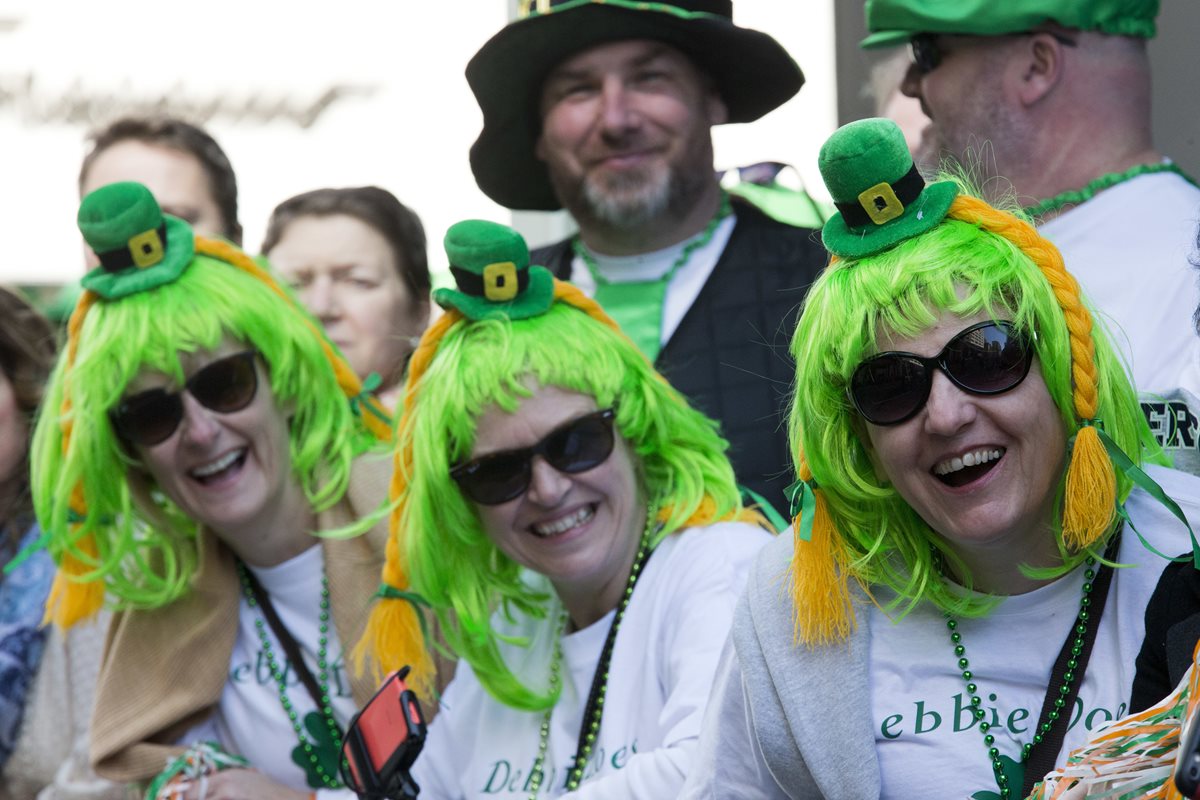 Ciudadanos lucen atuendos verdes en el Día de San Patricio. (Foto Prensa Libre: AP).