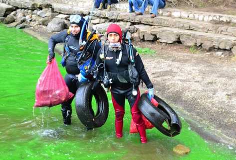 Equipo de buzos ayuda a limpiar la contaminación del lago. (FOTO Prensa Libre: Ángel Elías)