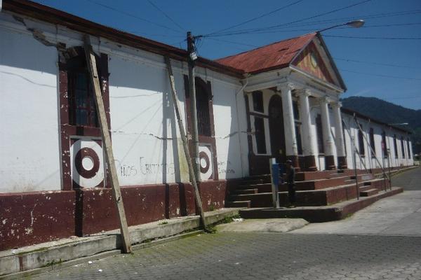 El terremoto del 7 de noviembre del 2012, y los temblores del 7 de septiembre del 2013 y del 7 de julio último dañaron el inmueble donde funciona el Cusam. (Foto Prensa Libre: Genner Guzmán)