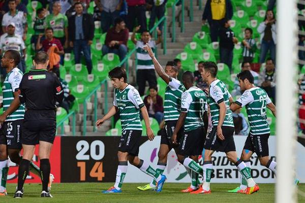 Santos tratará de doblegar al Peñarol por pase a octavos en la Copa Libertadores. (Foto Prensa Libre: EFE) 