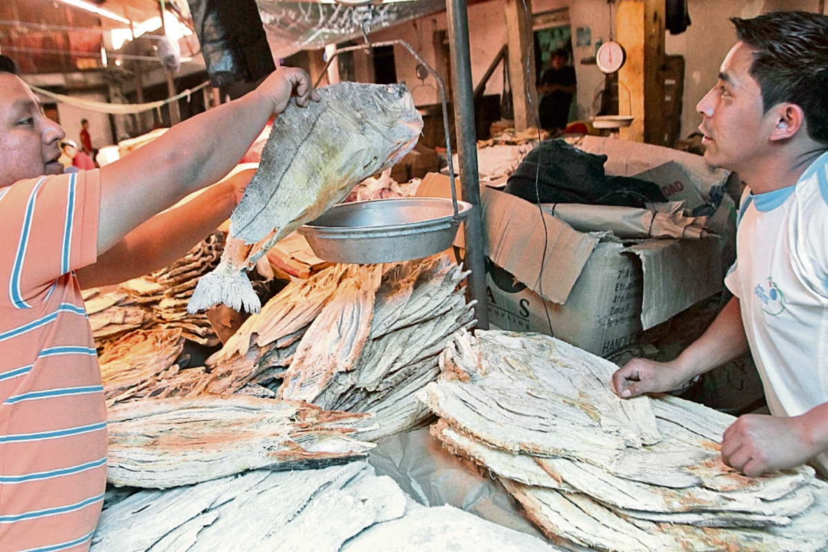 vendedores de pescado seco en las inmediaciones del mercado de La Presidenta ofrecen su producto, el de mayor demanda en el asueto de la Semana Santa. (Foto Prensa Libre: Álvaro interiano)