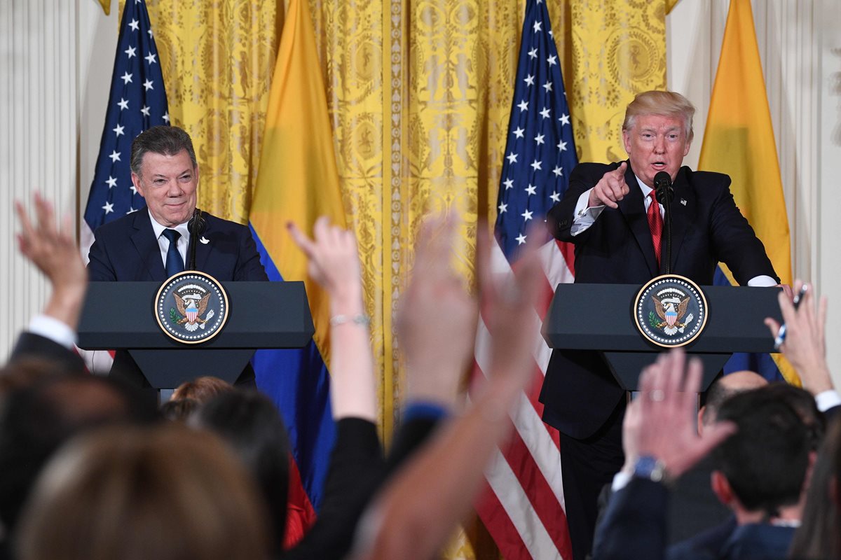 Donald Trump -derecha- en conferencia conjunta con Manuel Santos en la Casa Blanca. (Foto Prensa Libre: AFP)