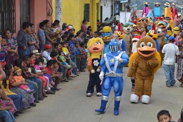 Un grupo de vecinos de San Juan Comalapa observa el convite de la Hermandad de la Medalla Milagrosa. (Foto Prensa Libre: José Rosales)   <br _mce_bogus="1"/>