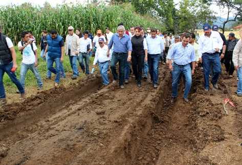 Pérez Molina, Baldetti y Sinibaldi supervisan la reconstrucción de la carretera socavada en Quiché.