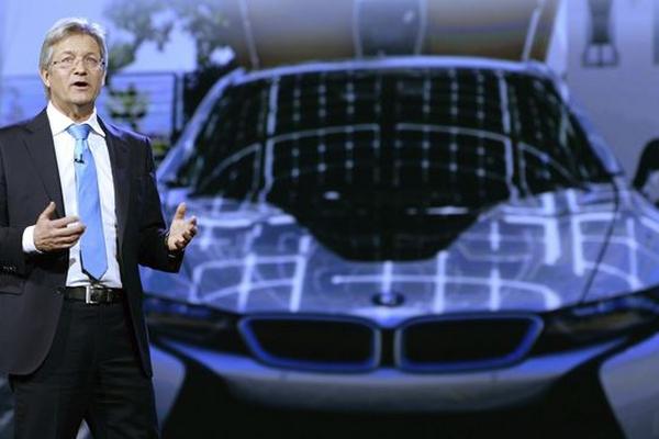 Elmar Frickenstein, vicepresidente ejecutivo de Electrónica y Conducción de BMW, presentó auto moderno en el CES, en Las Vegas. (Foto Prensa Libre: EFE)