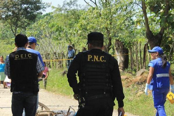 Investigadores resguardan el lugar donde murió baleada Ignacia Camey Tubac, en Escuintla. (Foto Prensa Libre: Enrique Paredes)