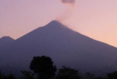 Un flujo de lava y expulsión de ceniza se observaron en el Volcán de Fuego. (Foto Prensa Libre: Insivumeh)