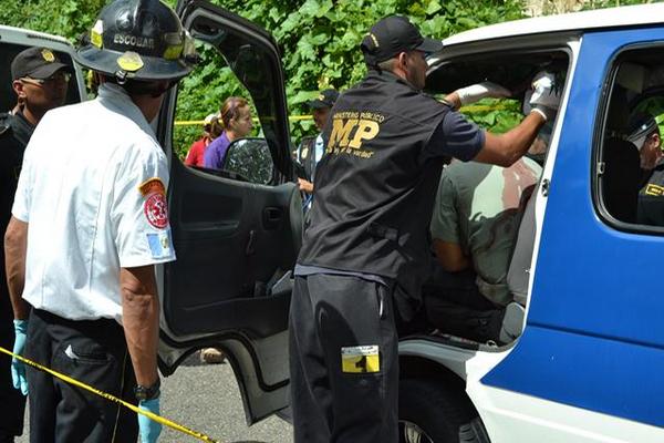 El piloto del microbús fue atacado por dos hombres que viajaban como pasajeros en Oratorio, Santa Rosa. (Foto Prensa Libre: Oswaldo Cardona)<br _mce_bogus="1"/>