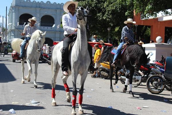 Desfile equipo fue parte de la celebración de la feria.<br _mce_bogus="1"/>