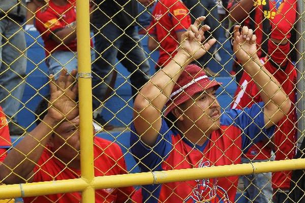 Miles de seguidores escarlatas mostraron su tristeza el pasado domingo, cuando su escuadra quedó fuera en semifinales. (Foto Prensa Libre: Jorge Ovalle)