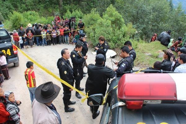 Curiosos se reúnen en el lugar donde fue encontrado el cadáver de un hombre, en Sololá. (Foto Prensa Libre: Ángel Julajuj) <br _mce_bogus="1"/>