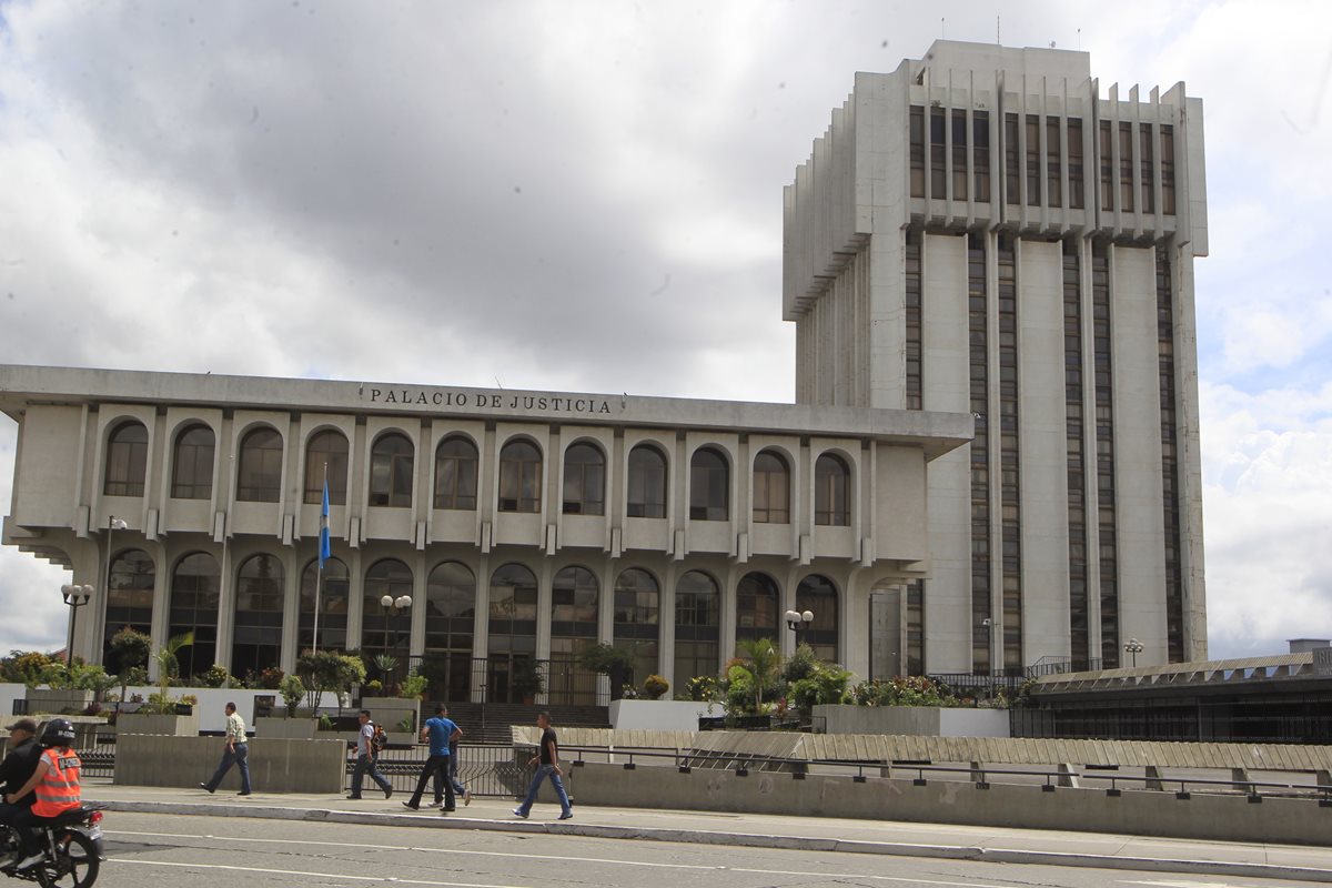 La cámara de Amparos y Antejuicios de la CSJ recibió la solicitud de los diputados electos considerados no idóneos por el TSE. (Foto Prensa Libre: Hemeroteca PL)