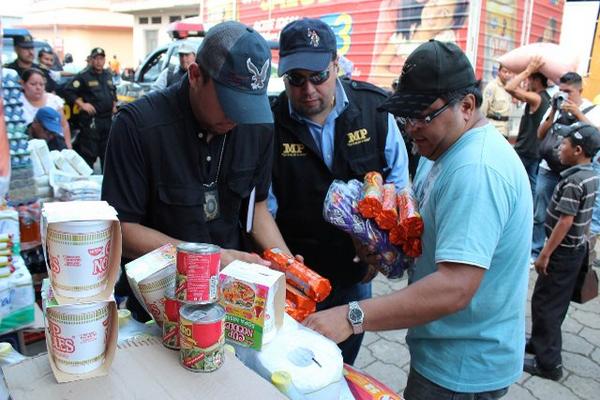 Mercadería fue decomisada en 14 allanamientos efectuados en negocios de Coatepeque. (Foto Prensa Libre: Alexánder Coyoy)