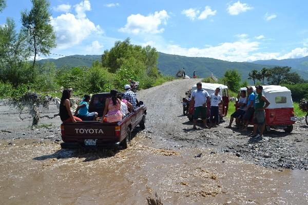 Para llegar a la rampa del puente se debe cruzar el río.