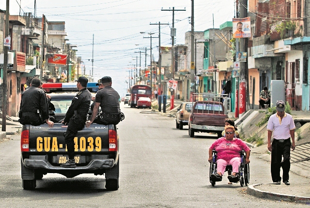 Una patrulla de la Policía Nacional Civil patrulla la colonia Villalobos y Mezquital, áreas acosadas por la criminalidad. (Foto Prensa Libre: Hemeroteca PL)