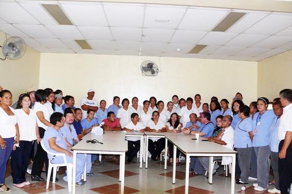 Personal médico, paramédico y administrativo del Hospital Nacional de la Amistad Japón-Guatemala, de Puerto Barrios, Izabal, paraliza labores. (Foto Prensa Libre: Edwin Perdomo)<br _mce_bogus="1"/>