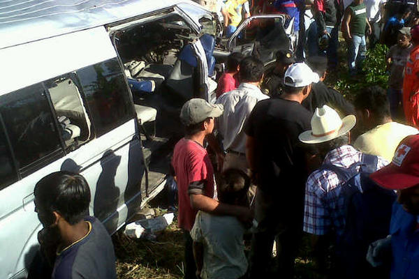 Al menos 10 personas resultaron heridas en el accidente. (Foto Prensa Libre: Alex Coyoy)