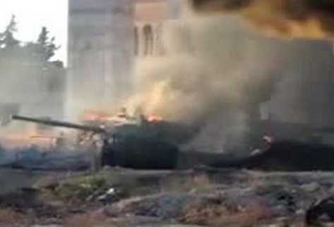 Imagen tomada de un video de YouTbe en la que se ve arder un tanque del ejército sirio en la ciudad de Aazaz. (Foto Prensa Libre: AFP)