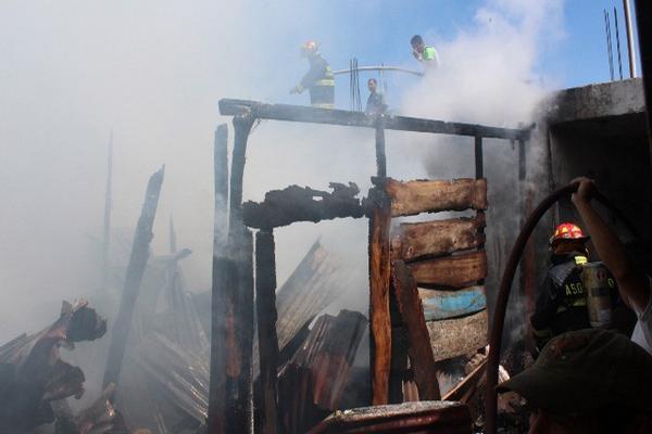 Socorristas controlan incendio en una vivienda ubicada en la zona 2 de Coatepeque. (Foto Prensa Libre: Alexander Coyoy) <br _mce_bogus="1"/>