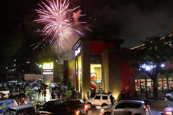 Las luces celebraron el décimo aniversario del centro comercial Magdalena. (Foto Prensa Libre: Eduardo Sam Chun)<br _mce_bogus="1"/>