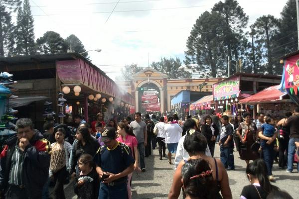 Miles de personas visitan los cementerios en todo el país para adornar las tumbas de sus seres queridos.