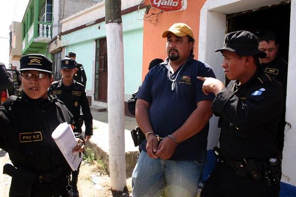 Cuatro personas fueron detenidas durante un operativo en varias viviendas de Jalapa, donde se localizaron drogas. (Foto Prensa Libre: Hugo Oliva)<br _mce_bogus="1"/>