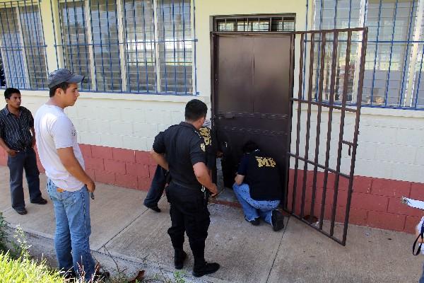 Autoridades revisan  la escuela.