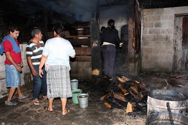 Vecinos permanecen en el lugar del incendio en el rastro municipal de San Sebastián. (Foto Prensa Libre: Rolando Miranda) <br _mce_bogus="1"/>