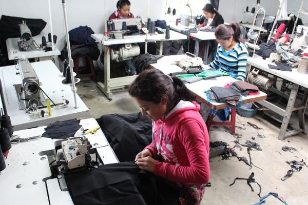 Cuatro mujeres trabajan en el área de confección de la máquila, pero otras más están en capacitación. (Foto Prensa Libre: Ángel Julajuj)